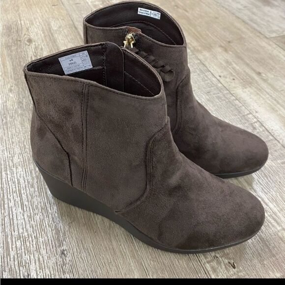 NIB Crocs Leigh Synthetic Suede Wedge Bootie in Espresso - Picture 3 of 5